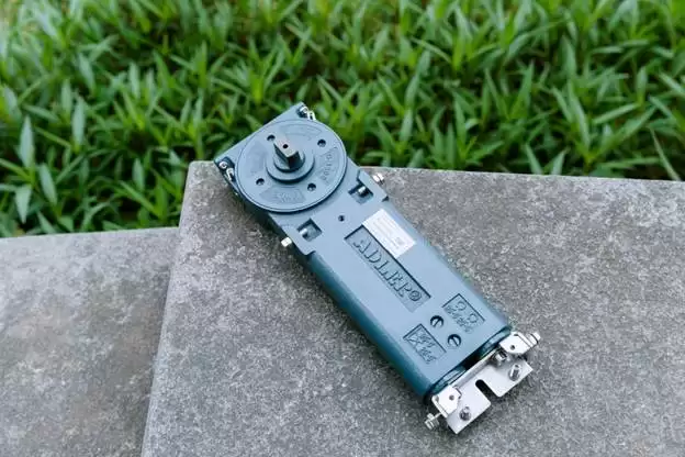 BẢN LỀ SÀN – PHỤ KIỆN KHÔNG THỂ THIẾU CỦA CỬA THỦY LỰC