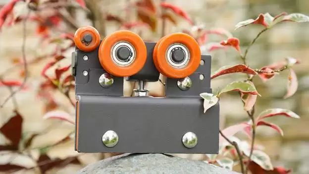 BÓC TÁCH CẤU TẠO CỦA CỤM KẸP BÁNH XE TRONG SẢN PHẨM RAY TREO CỬA LÙA SERI D02