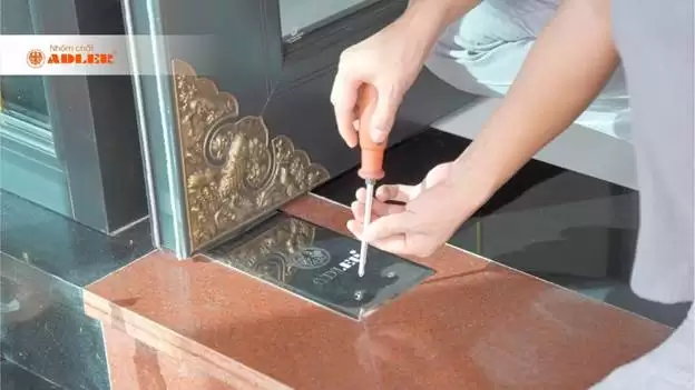 CÁCH CĂN CHỈNH HỆ THỐNG ỐC VÍT TRÊN BẢN LỀ SÀN ADLER