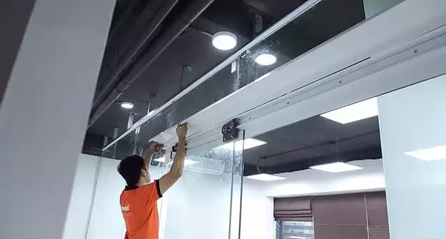 5 LÝ DO NÊN CHỌN CỬA KÍNH LÙA TREO