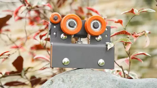 BÓC TÁCH CẤU TẠO CỦA CỤM KẸP BÁNH XE TRONG SẢN PHẨM RAY TREO CỬA LÙA SERI D02