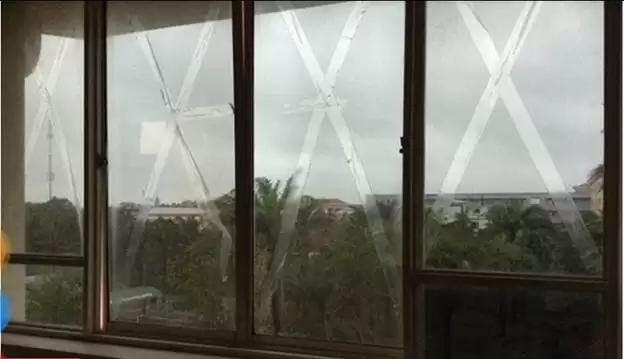 5 CÁCH BẢO VỆ CỬA KÍNH KHI CÓ BÃO HIỆU QUẢ NHẤT