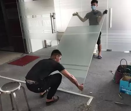 CÁCH THÁO CỬA KÍNH THỦY LỰC AN TOÀN