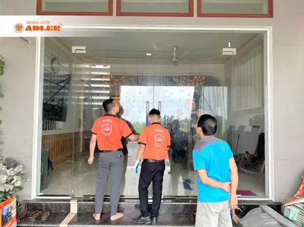 CÁCH XỬ LÝ KHI CỬA KÍNH BỊ XỆ CÁNH