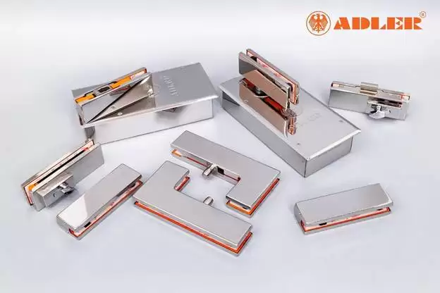 CỬA THỦY LỰC 5 TẤM 2 CÁNH – KHÔNG GIAN RỘNG MỞ NHỜ PHỤ KIỆN KÍNH ADLER