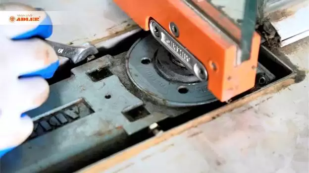 CÓ NÊN ĐỔ DẦU/NHỚT, MỠ BÒ NGẬP HỘP BẢN LỀ SÀN?