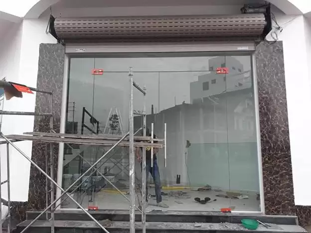 CÓ NÊN LẮP CỬA KÍNH CƯỜNG LỰC CHO NHỮNG VỊ TRÍ MẶT TIỀN KHÔNG?