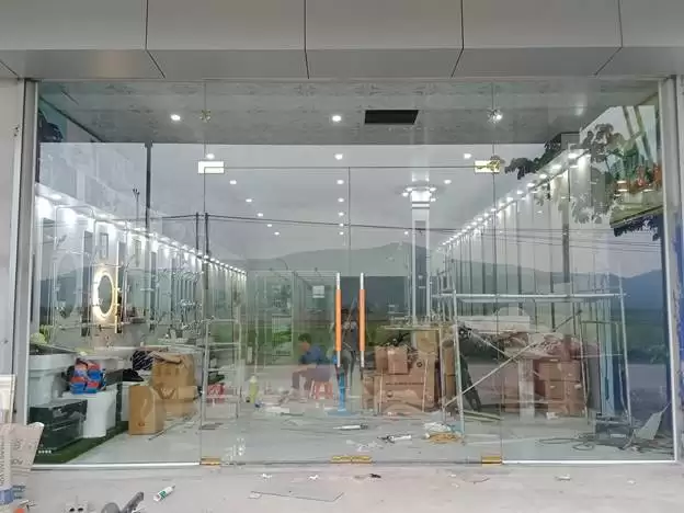 CỬA ĐẸP NHÀ SANG CÙNG PHỤ KIỆN THẨM THẤU TITAN GƯƠNG VÀNG ADLER