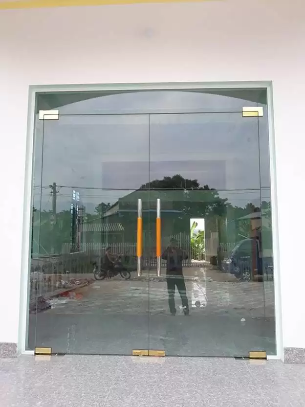 CỬA GỖ VÀ CỬA KÍNH CƯỜNG LỰC – CHỌN SAO CHO ĐÚNG