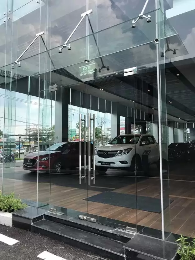 CỬA THỦY LỰC 5 TẤM 2 CÁNH – KHÔNG GIAN RỘNG MỞ NHỜ PHỤ KIỆN KÍNH ADLER