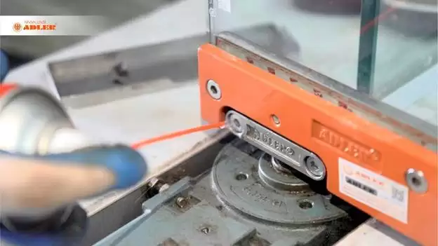 CÓ NÊN ĐỔ DẦU/NHỚT, MỠ BÒ NGẬP HỘP BẢN LỀ SÀN?