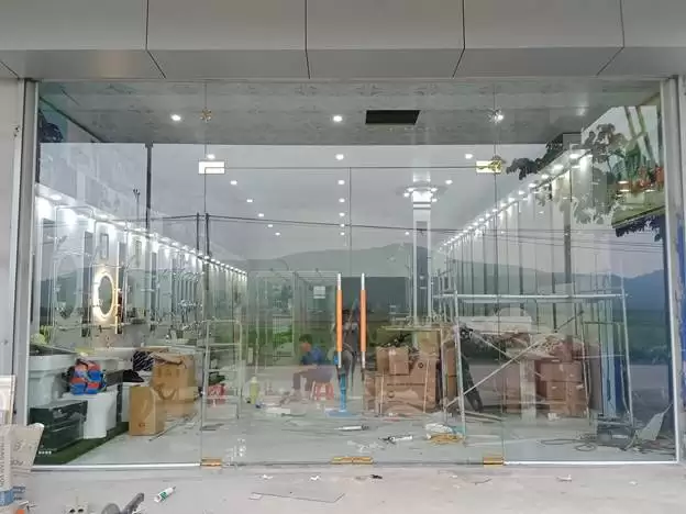 CÓ NÊN LẮP CỬA KÍNH CƯỜNG LỰC CHO NHỮNG VỊ TRÍ MẶT TIỀN KHÔNG?