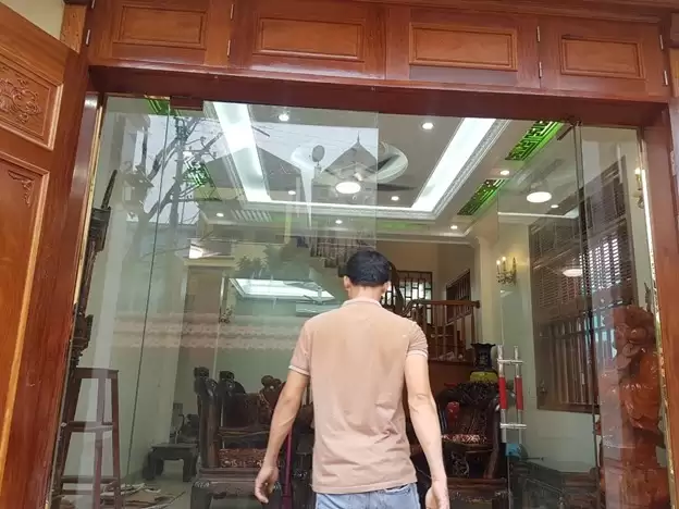 CỬA THỦY LỰC 4 TẤM 2 CÁNH ADLER CẦN NHỮNG PHỤ KIỆN GÌ ?