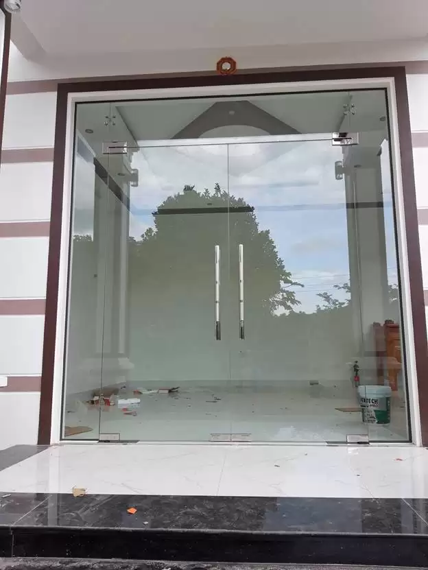 CỬA THỦY LỰC 5 TẤM 2 CÁNH – KHÔNG GIAN RỘNG MỞ NHỜ PHỤ KIỆN KÍNH ADLER