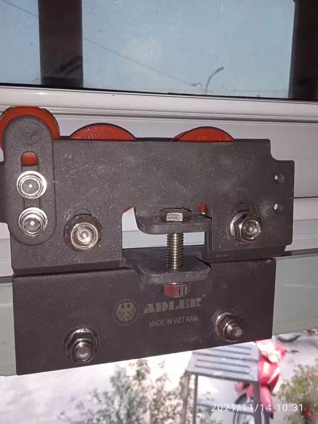 CỤM KẸP BÁNH XE TRONG RAY TREO CỬA LÙA CÓ GÌ ĐẶC BIỆT