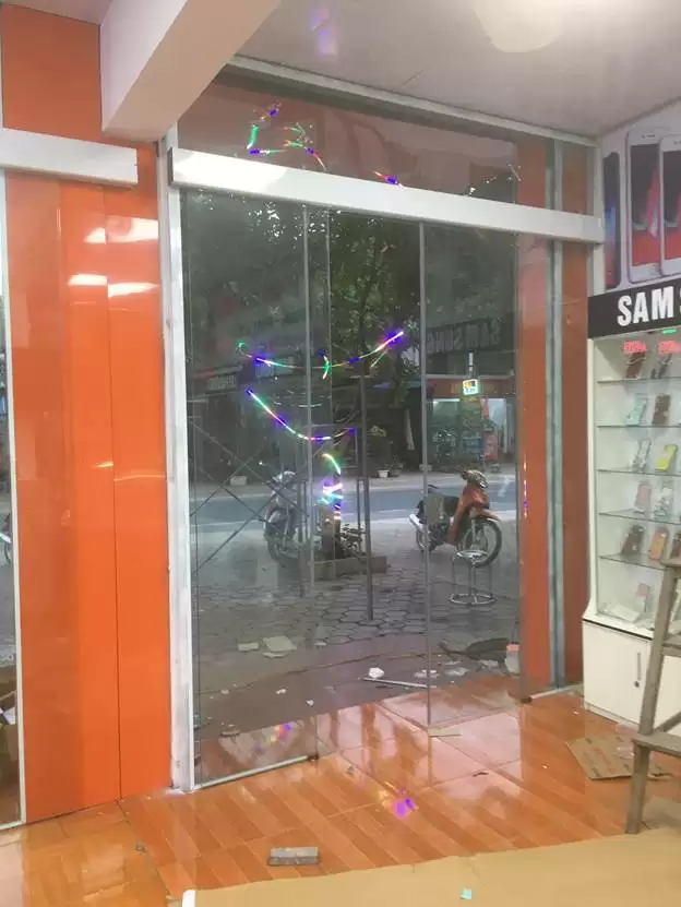 KÍNH CƯỜNG LỰC 10LY NÊN SỬ DỤNG PHỤ KIỆN KÍNH ADLER