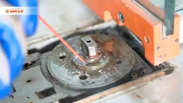 CÓ NÊN ĐỔ DẦU/NHỚT, MỠ BÒ NGẬP HỘP BẢN LỀ SÀN?