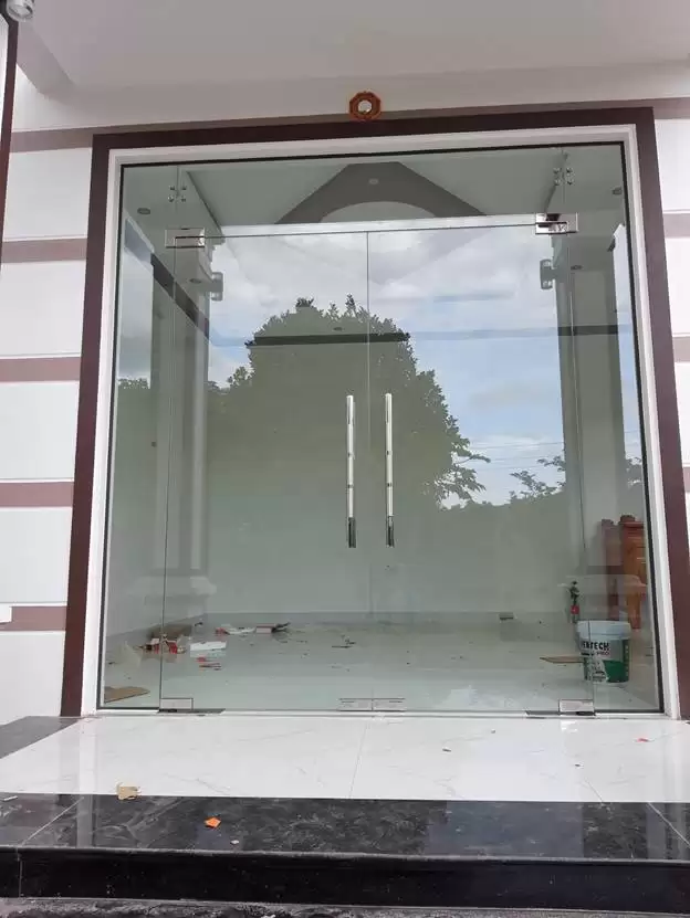 CÓ NÊN LẮP CỬA KÍNH CƯỜNG LỰC CHO NHỮNG VỊ TRÍ MẶT TIỀN KHÔNG?