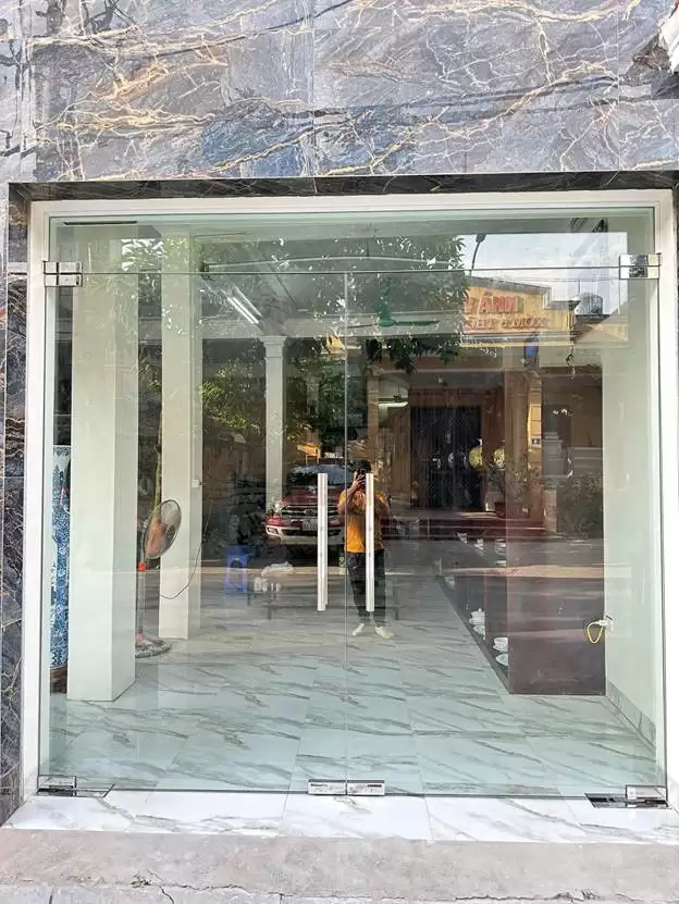 CỬA GỖ VÀ CỬA KÍNH CƯỜNG LỰC – CHỌN SAO CHO ĐÚNG