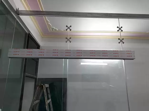 KÍNH CƯỜNG LỰC 10LY NÊN SỬ DỤNG PHỤ KIỆN KÍNH ADLER