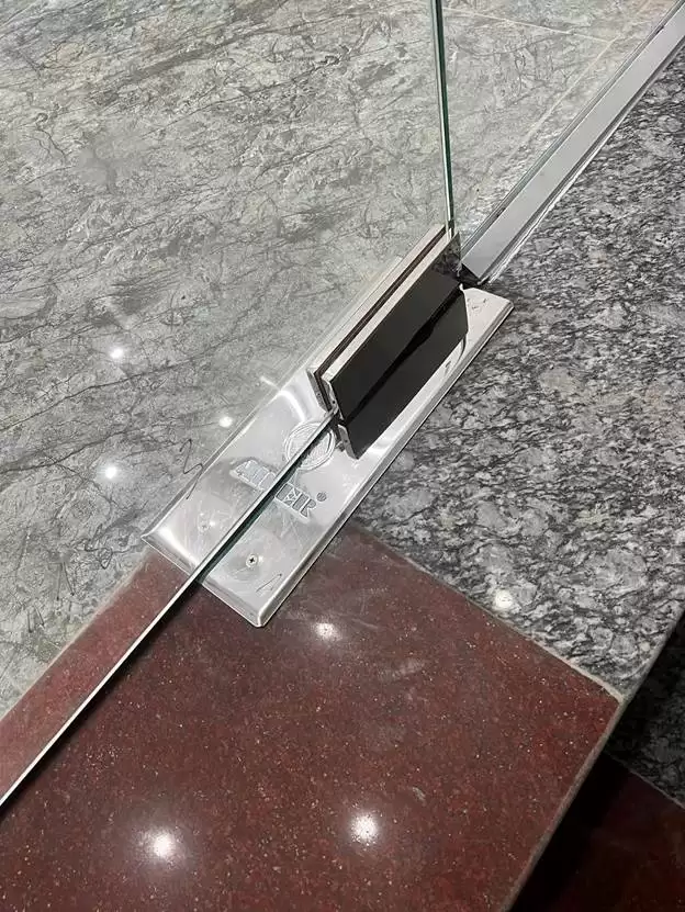 KẸP KÍNH ADLER – TINH HOA QUA TỪNG CHI TIẾT NHỎ