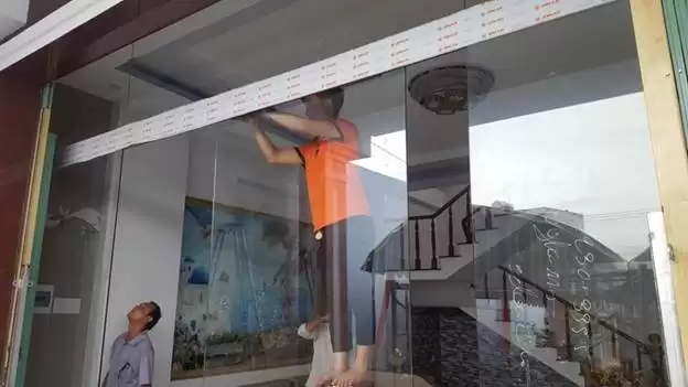 CẤU TẠO CỬA KÍNH RAY TREO